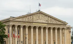 Le **Palais Bourbon**, siège de l'Assemblée Nationale, se dresse majestueusement avec ses colonnes imposantes et son fronton sculpté.