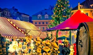 Ambiance féerique d'un marché de Noël en Île-de-France, avec un sapin illuminé, des chalets colorés et des décorations festives.