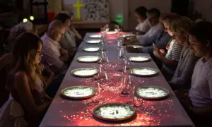 Dîner immersif à Paris, une expérience culinaire unique. Les convives sont plongés dans une ambiance féerique, comme au café de l'enfer à Paris.