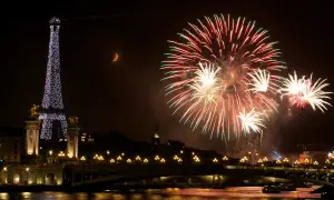 Feux d'artifice spectaculaires illuminent le ciel parisien, avec la Tour Eiffel scintillante et la lune en croissant. Une célébration mémorable pour le 3 avril férié.