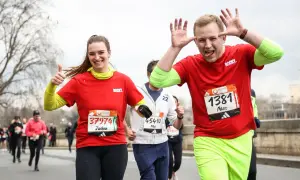 Joyeux coureurs au semi-marathon Paris 2026, une femme fait un pouce levé, un homme fait des grimaces.