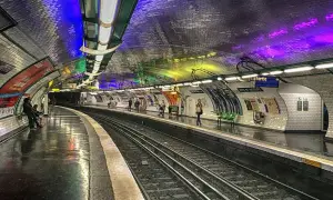 Le quai du métro Arts et Métiers, illuminé par des lumières colorées rappelant un atelier des lumières, attend les voyageurs.