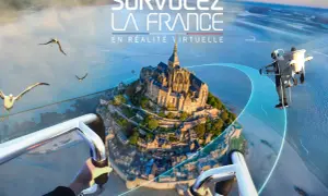Vue aérienne du Mont-Saint-Michel en réalité virtuelle. Un avis FlyView pour une expérience immersive inoubliable.