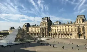 La pyramide du Louvre, avec son architecture moderne contrastant avec le palais historique. Idéal pour une visite, vérifiez le musée histoire naturelle paris tarif.