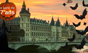 Citrouille géante et sorcière sur fond de château parisien. Idées pour savoir quoi faire pour Halloween, à partir de 7 ans. Chauves-souris et araignées volent.