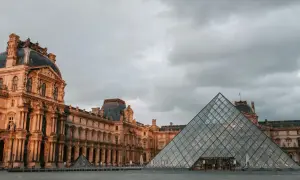 La pyramide du Louvre et le palais sous un ciel gris, un décor typique de Paris en janvier.