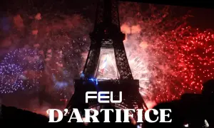 Feu d'artifice à Paris, la Tour Eiffel illuminée par des explosions de couleurs rouge, blanc et bleu.