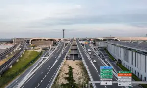 Vue aérienne de l'aéroport de Paris-Charles de Gaulle, avec ses autoroutes, ses terminaux et sa tour de contrôle.
