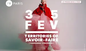 Mannequin en robe rose et veste rouge pour l'exposition PV Paris, 3-5 FEV. "Territories of Savoir-Faire".
