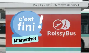 Arrêt de bus Roissy Charles de Gaulle. Le panneau indique "C'est fini !" et "Alternatives", avec le logo RoissyBus.