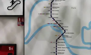 Plan du métro parisien montrant la ligne 7 allant de La Courneuve à Villejuif - Louis Aragon, avec une extension vers l'aéroport d'Orly.
