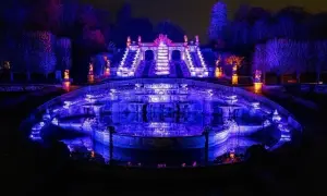 Un spectacle féerique de fontaines et d'escaliers illuminés de bleu et de violet, une véritable **lumière en Seine** nocturne.