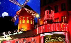 Le Moulin Rouge illuminé la nuit, avec son moulin rouge emblématique et ses néons. Le prix d'entrée pour ce spectacle légendaire est une invitation à la féerie.