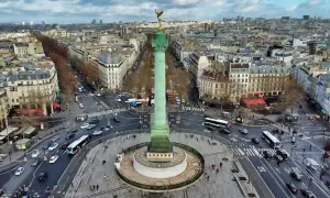 Vue aérienne de la colonne de Juillet sur la place de la Bastille, avec le trafic parisien animé autour.