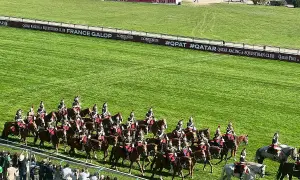 Cavalcade en tenue d'apparat sur l'hippodrome de Longchamp, Paris, avant le Qatar Prix de l'Arc de Triomphe.