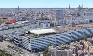 Vue aérienne de Paris, avec le complexe sportif Le Five Paris 18 sur le toit d'un immeuble.