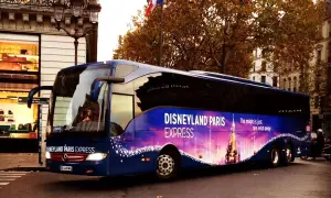 Un bus bleu "Disneyland Paris Express" circule dans Paris, prêt à emmener les visiteurs vers la magie.