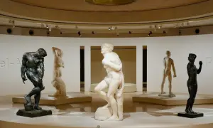 Sculptures d'hommes dans une galerie d'art, une belle expo du moment.