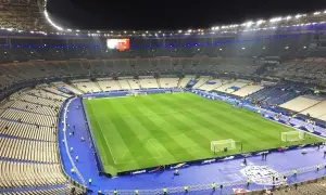 Vue aérienne du Stade de France avant un match. Le terrain de football est prêt, les tribunes sont vides. Idéal pour savoir que faire autour du Stade de France.