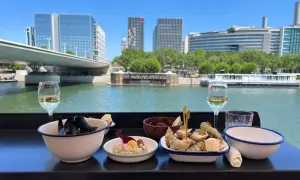 Dégustation de fruits de mer et vin blanc avec vue sur la Seine. L'endroit parfait pour les best moules frites Paris.