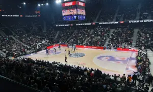 Match de basket à l'adidas arena Paris, une foule nombreuse assiste à l'événement.
