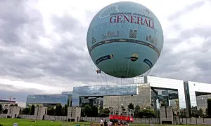 Ballon dirigeable "Générali" survolant Paris, avec la Mairie de Paris et Air Parif inscrits sur sa surface.
