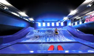 Surf sur une vague artificielle à Paris pour des sensations fortes. Deux personnes s'amusent sur la planche.