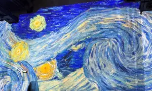 Projection de "La Nuit étoilée" de Van Gogh, une immersion dans l'exposition.