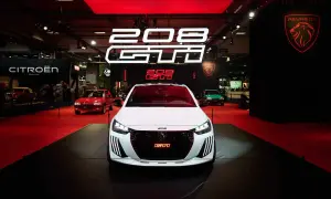 La Peugeot 208 GTI, star de Retromobile 2026, brille sur scène.
