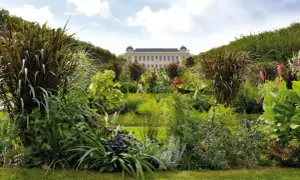 Jardin luxuriant devant le musée d'histoire naturelle de Paris, accessible en métro.