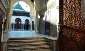 Magnifique porte sculptée menant à la cour intérieure de la Grande Mosquée de Paris. Le hammam est un lieu de sérénité.