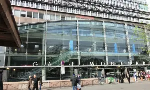 La gare de Montparnasse, avec sa façade de verre moderne, accueille des voyageurs pressés.