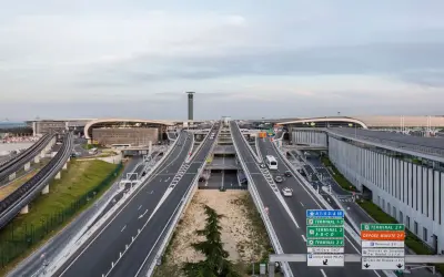 Vue aérienne de l'aéroport de Paris-Charles de Gaulle, avec ses autoroutes, ses terminaux et sa tour de contrôle.