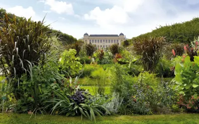 Jardin luxuriant devant le musée d'histoire naturelle de Paris, accessible en métro.