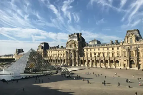 La pyramide du Louvre, avec son architecture moderne contrastant avec le palais historique. Idéal pour une visite, vérifiez le musée histoire naturelle paris tarif.