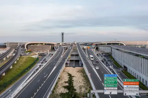 Vue aérienne de l'aéroport de Paris-Charles de Gaulle, avec ses autoroutes, ses terminaux et sa tour de contrôle.