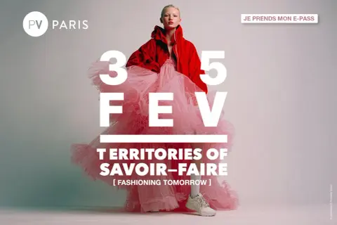 Mannequin en robe rose et veste rouge pour l'exposition PV Paris, 3-5 FEV. "Territories of Savoir-Faire".