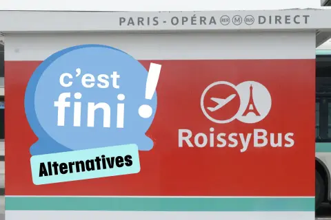 Arrêt de bus Roissy Charles de Gaulle. Le panneau indique "C'est fini !" et "Alternatives", avec le logo RoissyBus.