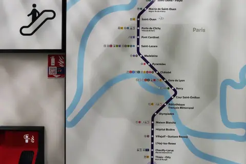 Plan du métro parisien montrant la ligne 7 allant de La Courneuve à Villejuif - Louis Aragon, avec une extension vers l'aéroport d'Orly.