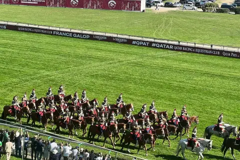 Cavalcade en tenue d'apparat sur l'hippodrome de Longchamp, Paris, avant le Qatar Prix de l'Arc de Triomphe.