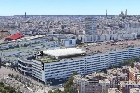Vue aérienne de Paris, avec le complexe sportif Le Five Paris 18 sur le toit d'un immeuble.