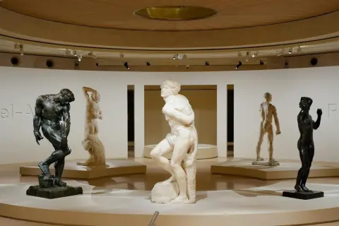 Sculptures d'hommes dans une galerie d'art, une belle expo du moment.