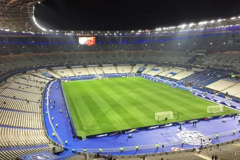 Vue aérienne du Stade de France avant un match. Le terrain de football est prêt, les tribunes sont vides. Idéal pour savoir que faire autour du Stade de France.