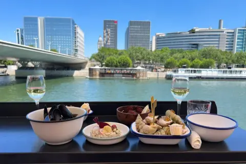 Dégustation de fruits de mer et vin blanc avec vue sur la Seine. L'endroit parfait pour les best moules frites Paris.