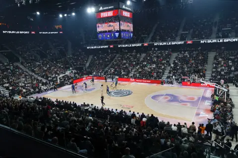Match de basket à l'adidas arena Paris, une foule nombreuse assiste à l'événement.