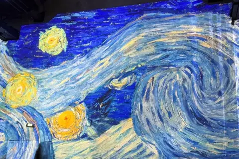 Projection de "La Nuit étoilée" de Van Gogh, une immersion dans l'exposition.
