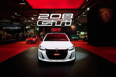 La Peugeot 208 GTI, star de Retromobile 2026, brille sur scène.