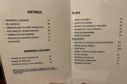 Menu du restaurant avec des plats comme le confit de canard et le bœuf bourguignon. Un vrai virage parisien pour les gourmands.