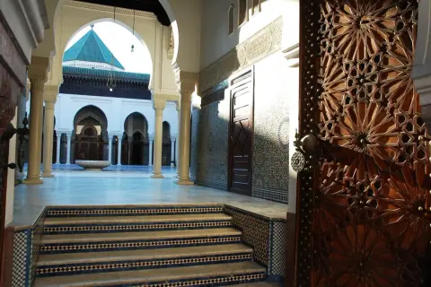 Magnifique porte sculptée menant à la cour intérieure de la Grande Mosquée de Paris. Le hammam est un lieu de sérénité.