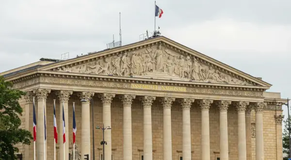 Le **Palais Bourbon**, siège de l'Assemblée Nationale, se dresse majestueusement avec ses colonnes imposantes et son fronton sculpté.